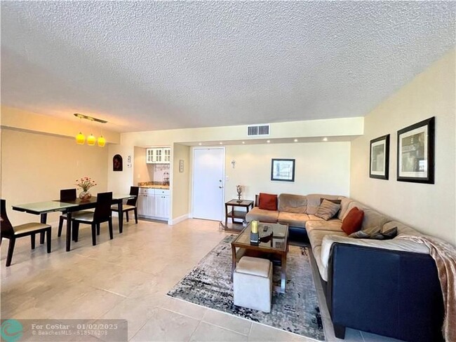 Photo - 1238 Hillsboro Mile Condominio Unidad 408