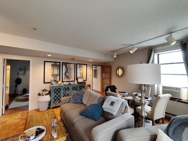 Building Photo - Brighton 1 BED with PARKING, HEAT, and HOT...