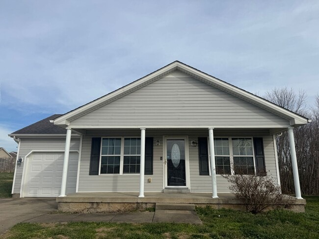 Building Photo - Spacious 3 bedroom, two bathroom home close to GM, Magna and Industrial Park