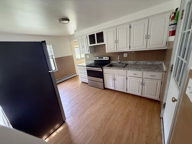 Building Photo - 3bed/3bath Renovated Townhome with Garage (Heat Included) Unit 101