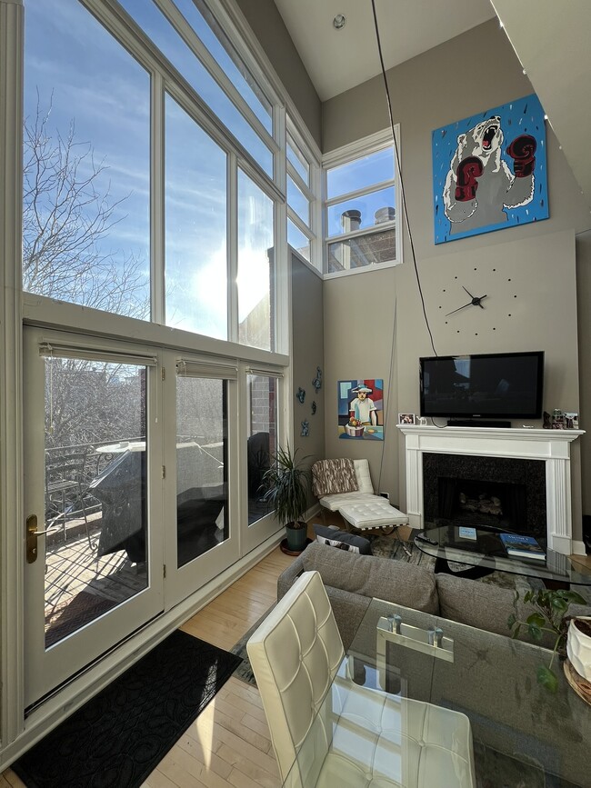 Building Photo - 906 N Hermitage Ave Unit 3