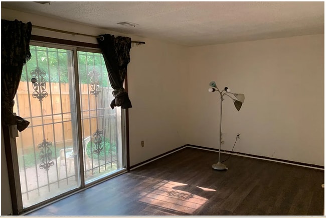 Photo - 1842 Village Green Dr