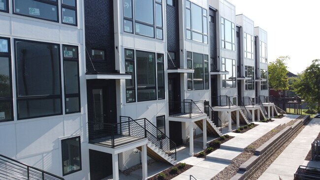 Photo - 910 Youngs Ln