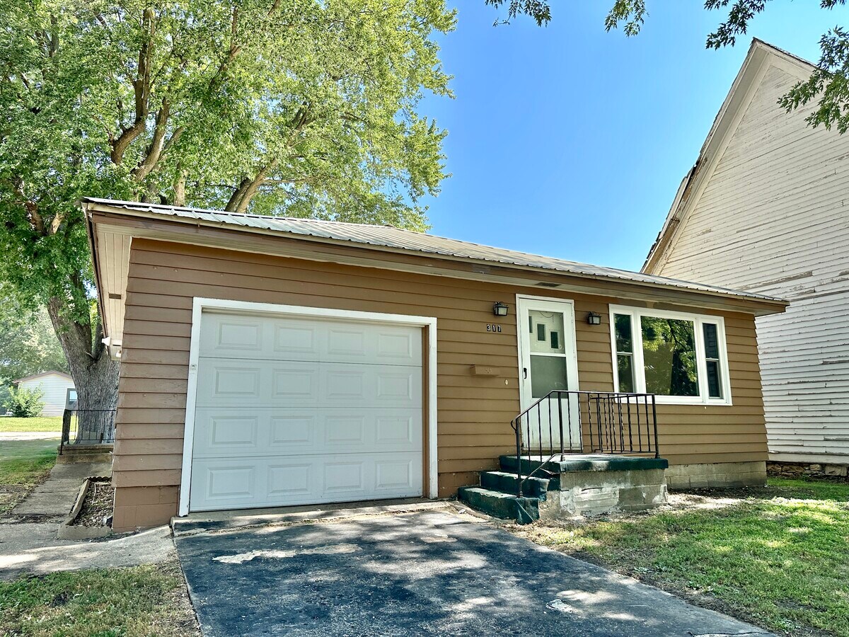 Photo - 317 S Cherokee St