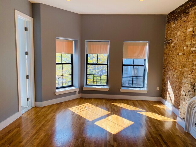MASTER BEDROOM - 2083 Pacific St Unit 3