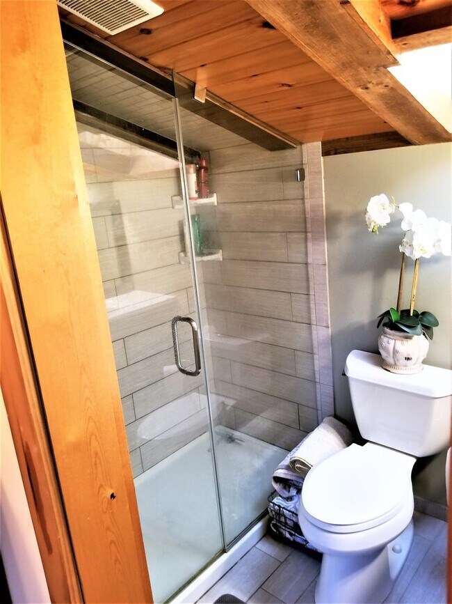 Photo - Quaint & Cozy 2 BR 2 BA in Fells Point/Canton Neighborhood Overlooking River