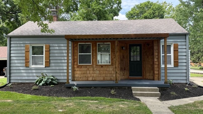 Building Photo - Cute! Renovated 2 Bedroom Home near Anderson Univ