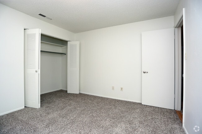 2BR, 1BA - Greentree Village