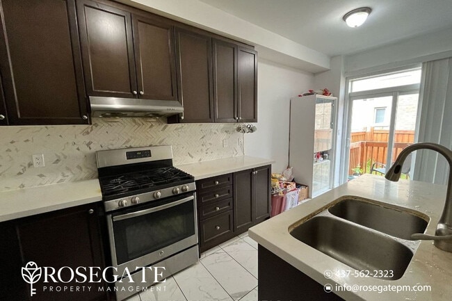 Photo - Spacious 4+Den Freehold Townhouse with 4 Parking & Walkout Garage – Brampton