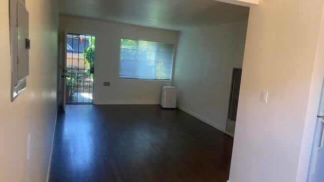 4247 S Centinela Ave