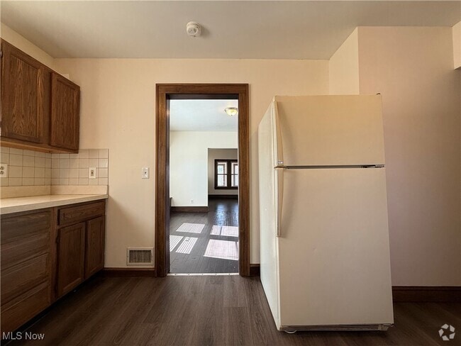 Building Photo - 9405 Bancroft Ave Unit UP Rental