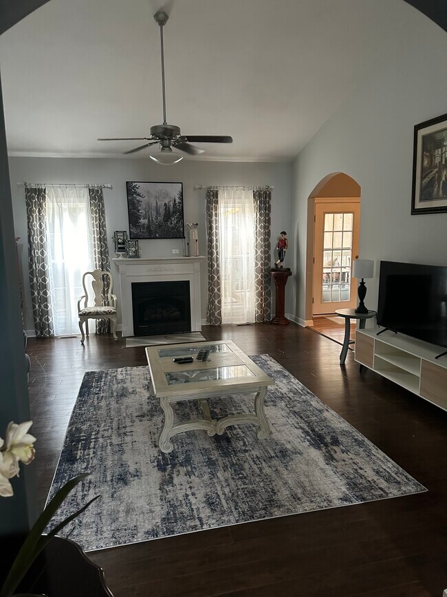 4 Lake Ct