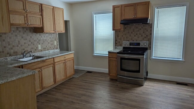 Cocina y refrigerador de acero inoxidable - 660 Warren Ave Unidad 660A