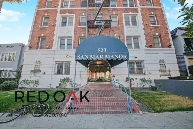 Photo - Welcoming Studio with Hardwood Style Floor... Unidad 303