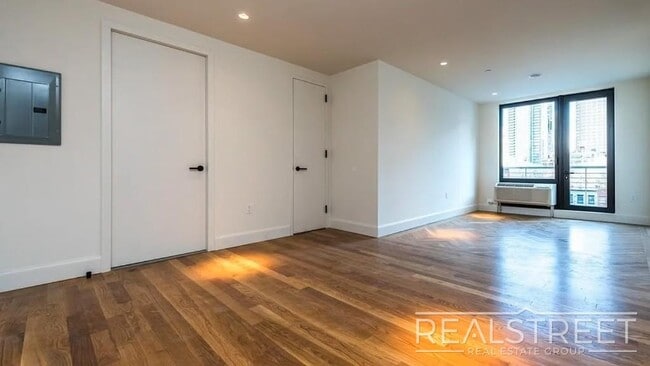 Photo - Sunny Studio in Downtown Brooklyn.