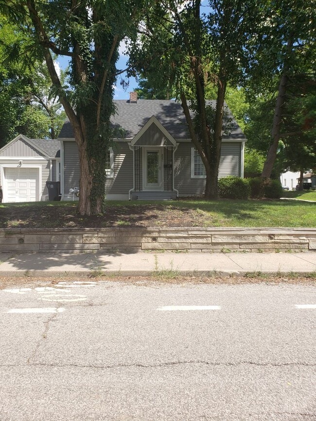 Building Photo - Spacious 3 bedroom, 1 bath Home - Availabl...