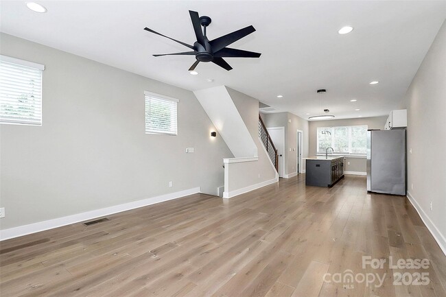 Photo - 1927 W Trade St