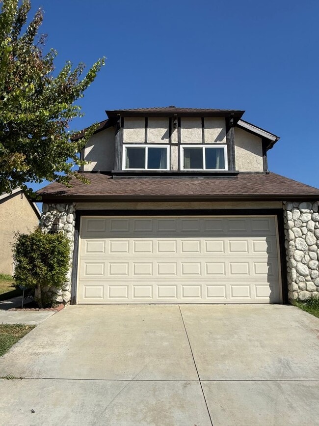 Building Photo - Lovely 3 bed  2 1/2 bath