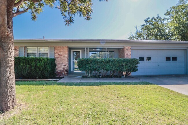 Building Photo - Pre-Leasing - 3 bed 2 bath