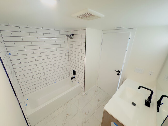 Shower/Tub - Maison Hills