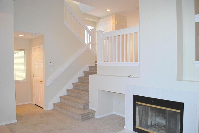 Photo - Bright & Modern Townhouse in Beautiful Danville! Close to Blackhawk Plaza!