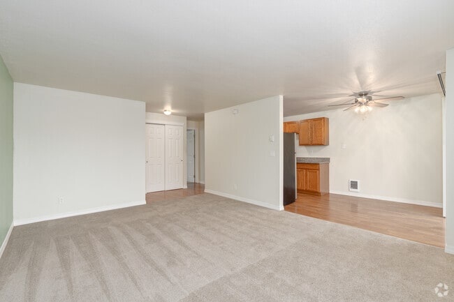 1BR, 1BA - 770SF - Living Room