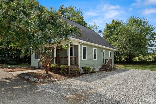 Building Photo - Charming Two-Level House in Candler