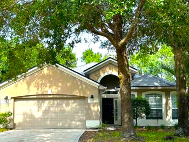 Building Photo - Beautiful 4/3, Amenities Galore! Located i... Rental