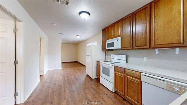 Photo - 1915 Pine Tree Dr Unidad B