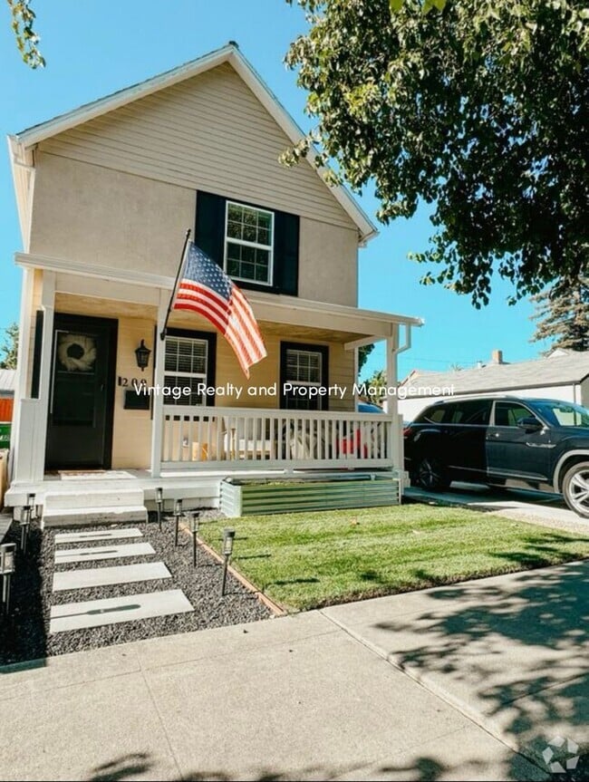 Building Photo - Available Soon! Charming Updated 2 Bed / 2... Rental