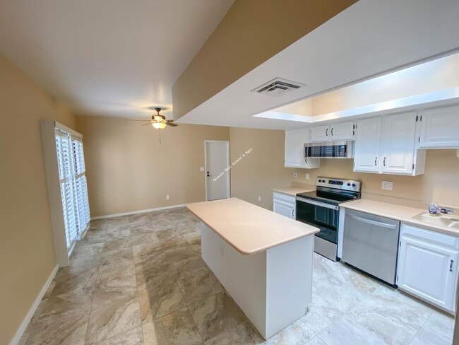 Photo - "Charming 2-Bed, 2-Bath Townhouse with Cozy Fireplace in Tucson's Scenic Sunrise Territory neighb...