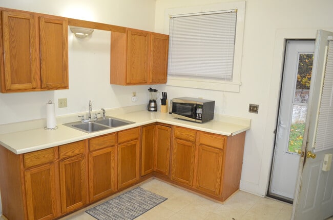 Photo - 17360 Riverside Dr Unit Apt D