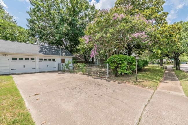 Building Photo - Charming 3 Bed, 1 Bath Cottage Near Oakhur... Rental