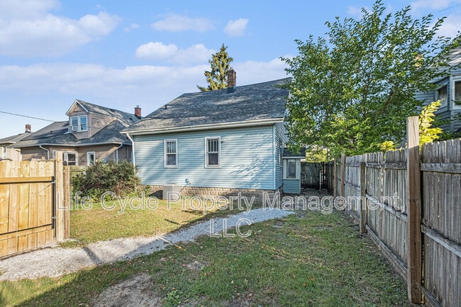 Photo - 346 Quimby St NE