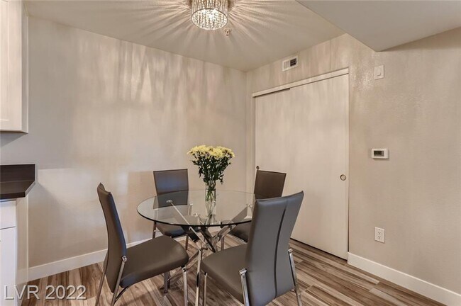 Photo - 950 Seven Hills Dr