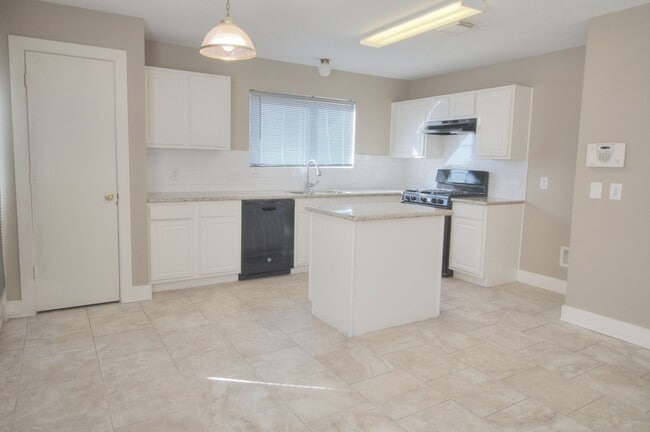 Building Photo - 402 Laurel Timbers Dr Rental