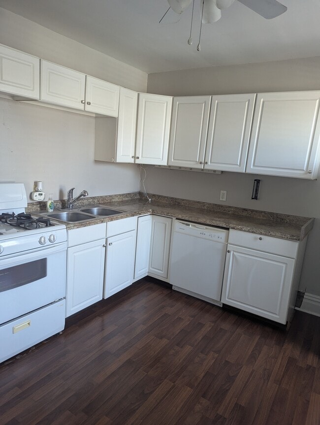 Building Photo - 435 Parker St