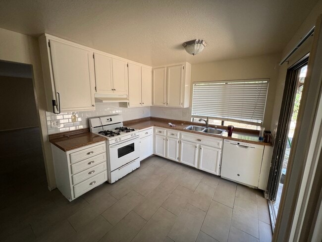 Photo - 120 Avenida Las Brisas Unit B