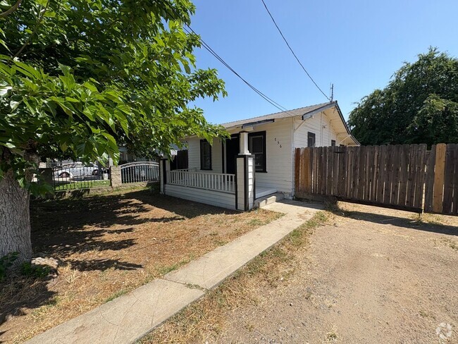 Building Photo - Spacious Dinuba Home Rent Ready!