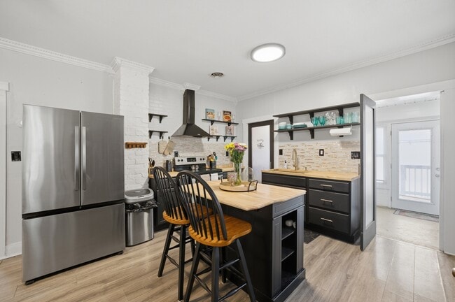 Photo - 1080 Green St