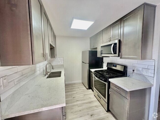 Building Photo - Stunning 1 Bedroom/1 Bath Condo in Lakeside! Unit 145