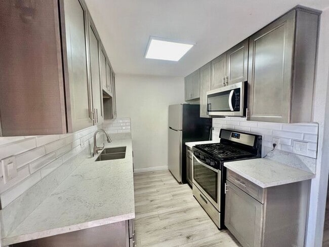 Stunning 1 Bedroom/1 Bath Condo in Lakeside! - Stunning 1 Bedroom/1 Bath Condo in Lakeside! Unit 145