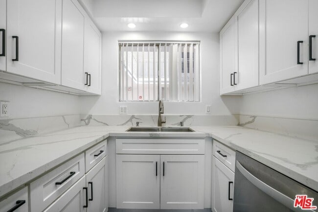 Photo - 1030 N Orange Grove Ave Unidad 104