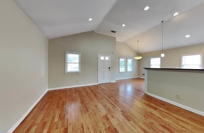 Photo - 1551 New St NE