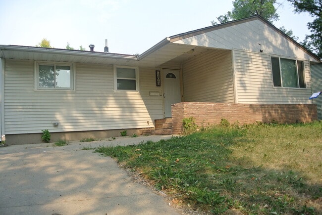 Building Photo - 3 Bedroom House!