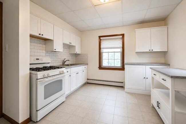 Photo - 196 W 52nd St