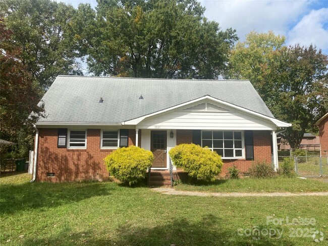 Building Photo - 3827 Woodleaf Rd Rental