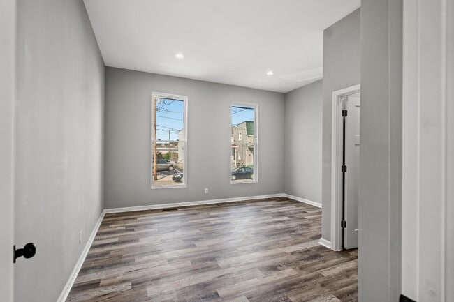 Photo - 835 Isabella St