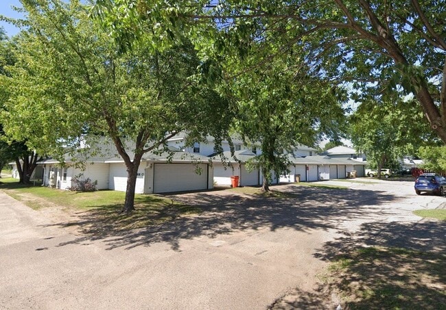 Building Photo - 2 Bedrooms, 1.5 Bathrooms with Attached Ga... Unit 4