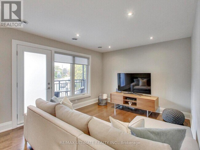 Photo - 728 Vaughan Rd Unité Apt #3